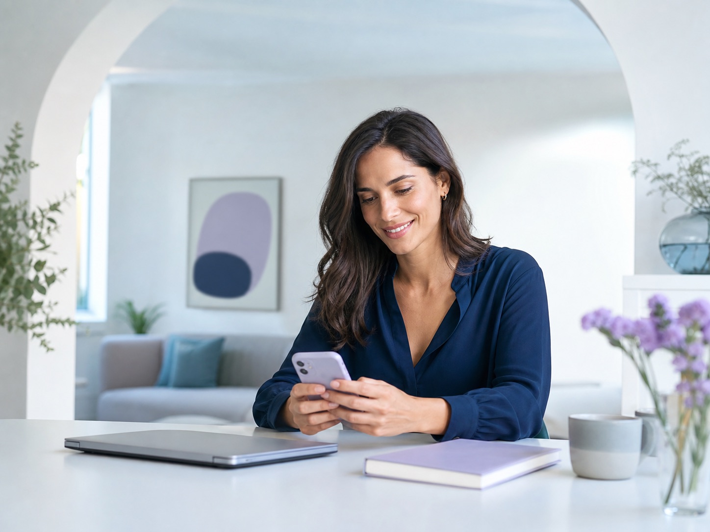 Una donna consulta le opzioni di finanziamento dal suo smartphone